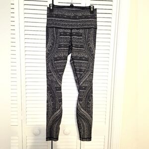 Like-New Lululemon Black & White Patterned Stylish Leggings